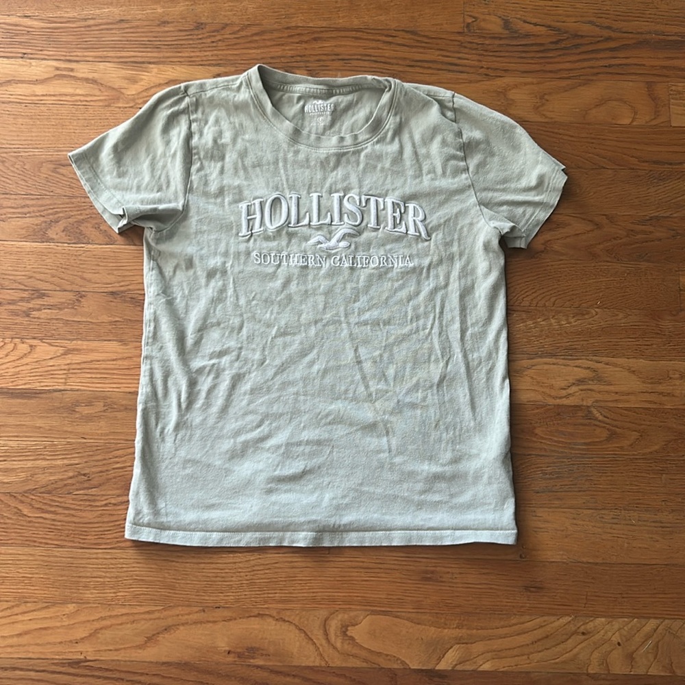 HOLLISTER green t shirt